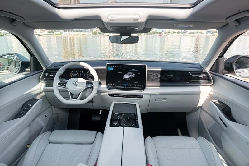 Bảng táp lô không có màn hình bên phụ như thị trường Trung Quốc.