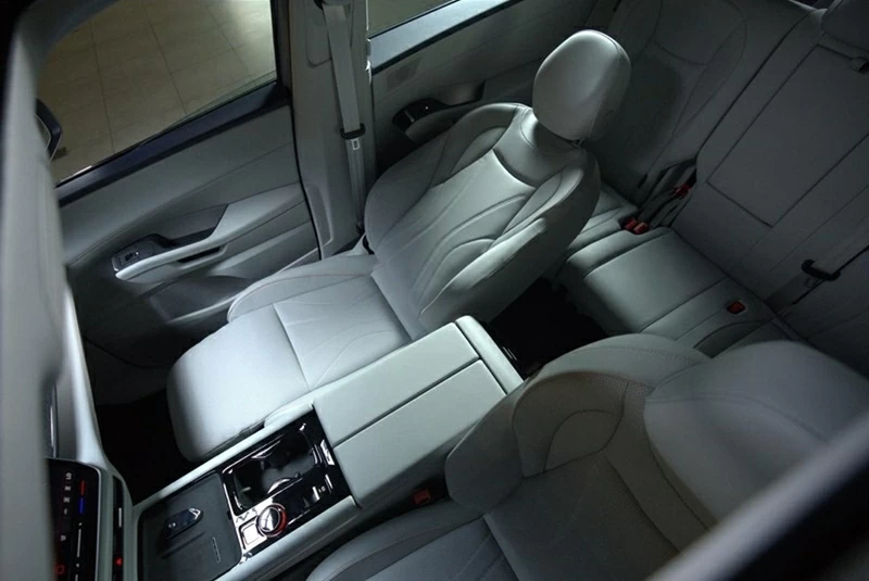 Ghế phụ phía trước của Volkswagen Teramont Pro có tấm đỡ bắp chân. Ghế phụ phía trước của Volkswagen Teramont Pro có tấm đỡ bắp chân.