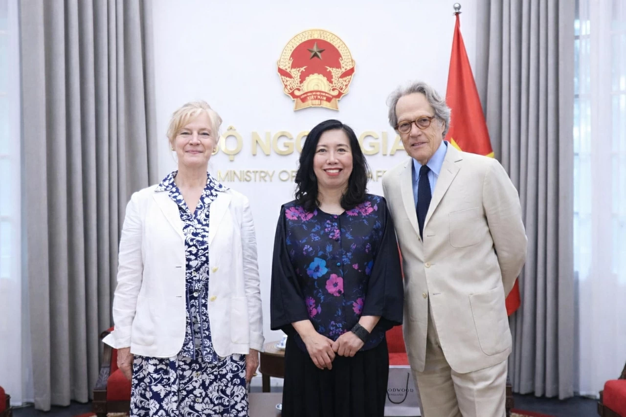 Thứ trưởng Ngoại giao Lê Thị Thu Hằng chào đón Công tước xứ Richmond và Gordon (Anh) và Phu nhân đang ở thăm Việt Nam theo lời mời của Bộ Ngoại giao Việt Nam. (Ảnh: Thành Long)