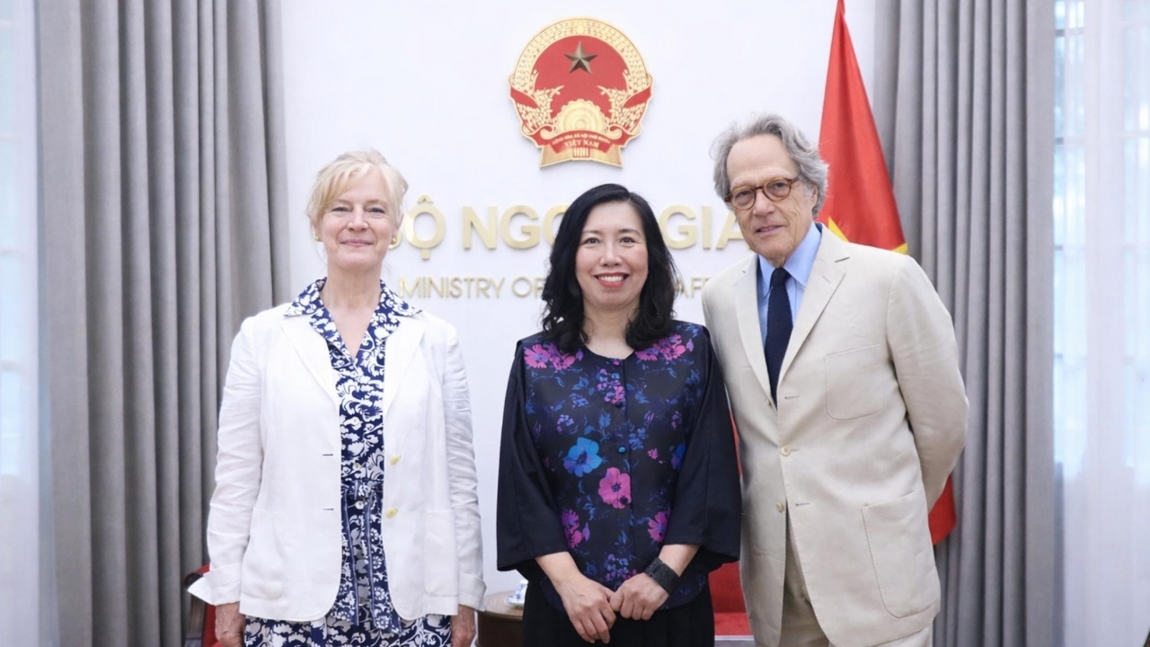 Thứ trưởng Ngoại giao Lê Thị Thu Hằng tiếp Công tước xứ Richmond và Phu nhân