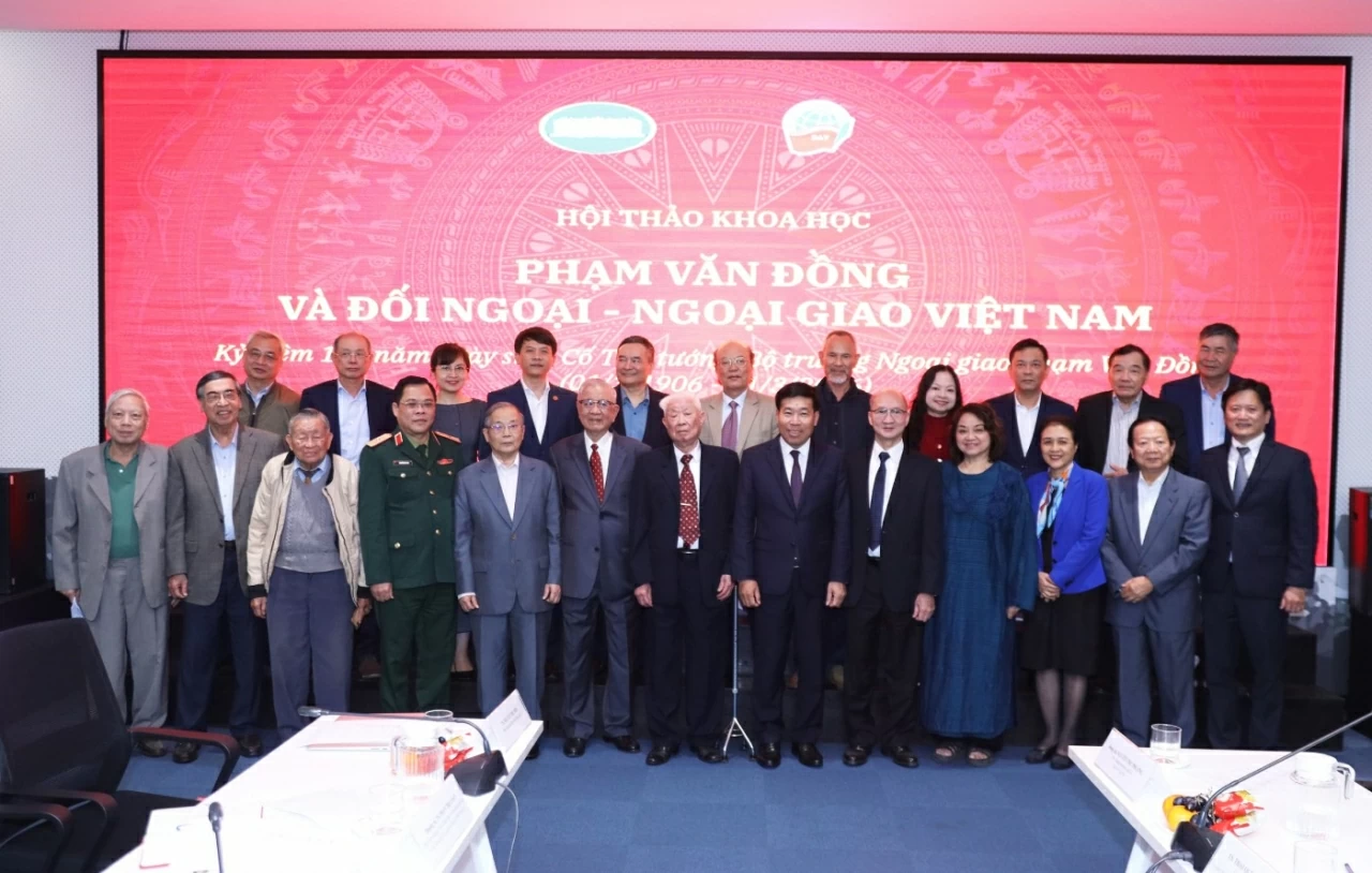 Các đại biểu tham dự Hội thảo chụp bức ảnh lưu niệm. (Ảnh: Thành Long) Các đại biểu tham dự Hội thảo chụp bức ảnh lưu niệm. (Ảnh: Thành Long)