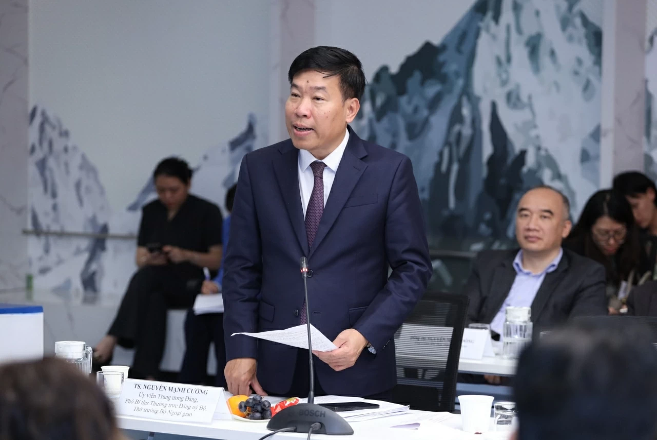 Ủy viên Trung ương Đảng, Phó Bí thư thường trực Đảng ủy, Thứ trưởng Ngoại giao Nguyễn Mạnh Cường phát biểu mở đầu Hội thảo. (Ảnh: Thành Long) Ủy viên Trung ương Đảng, Phó Bí thư thường trực Đảng ủy, Thứ trưởng Ngoại giao Nguyễn Mạnh Cường phát biểu mở đầu Hội thảo. (Ảnh: Thành Long)