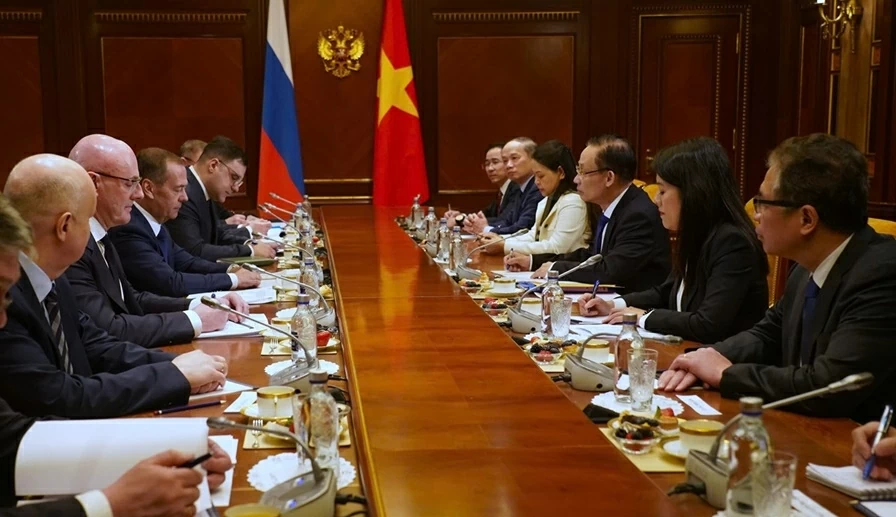 Đặc phái viên của Tổng Bí thư Tô Lâm hội kiến Chủ tịch Đảng Nước Nga Thống nhất và Chủ tịch Đảng Cộng sản Liên bang Nga