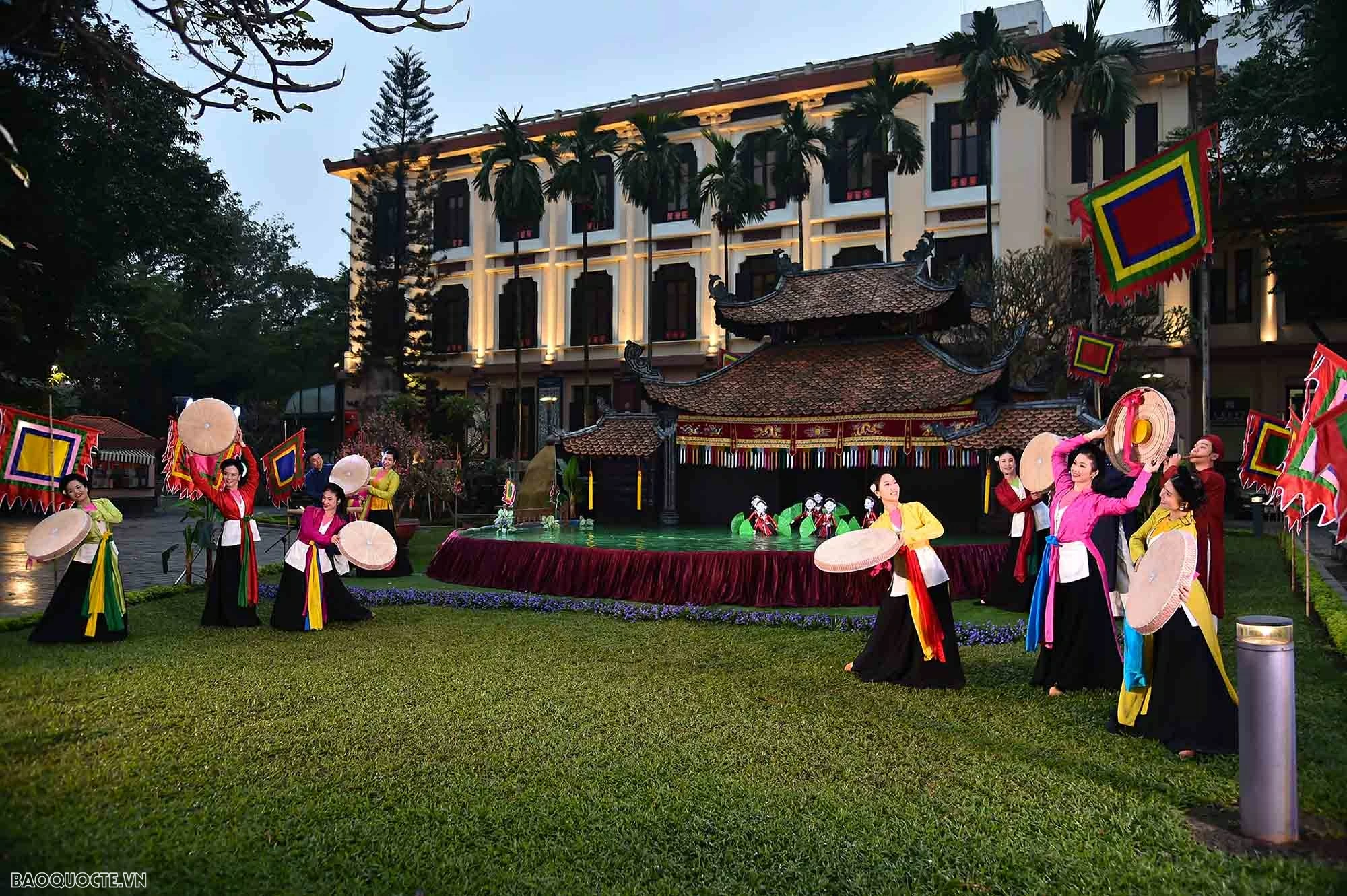 Phu nhân Ngô Phương Ly tiếp Công tước xứ Richmond Phu nhân Ngô Phương Ly tiếp Công tước xứ Richmond