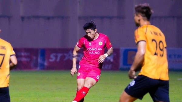 Văn Hậu lập siêu phẩm, CAHN xây chắc ngôi đầu