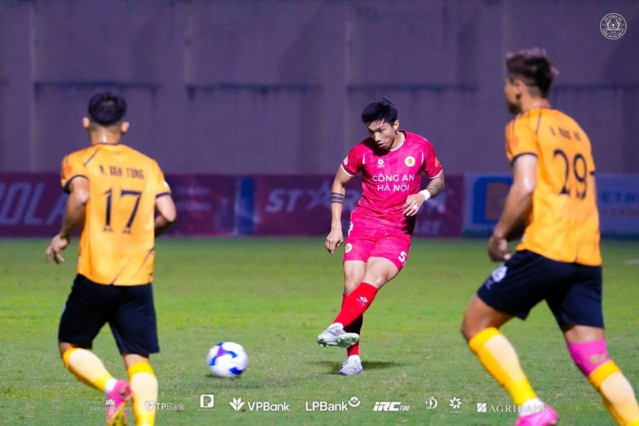Văn Hậu lập siêu phẩm, CAHN xây chắc ngôi đầu