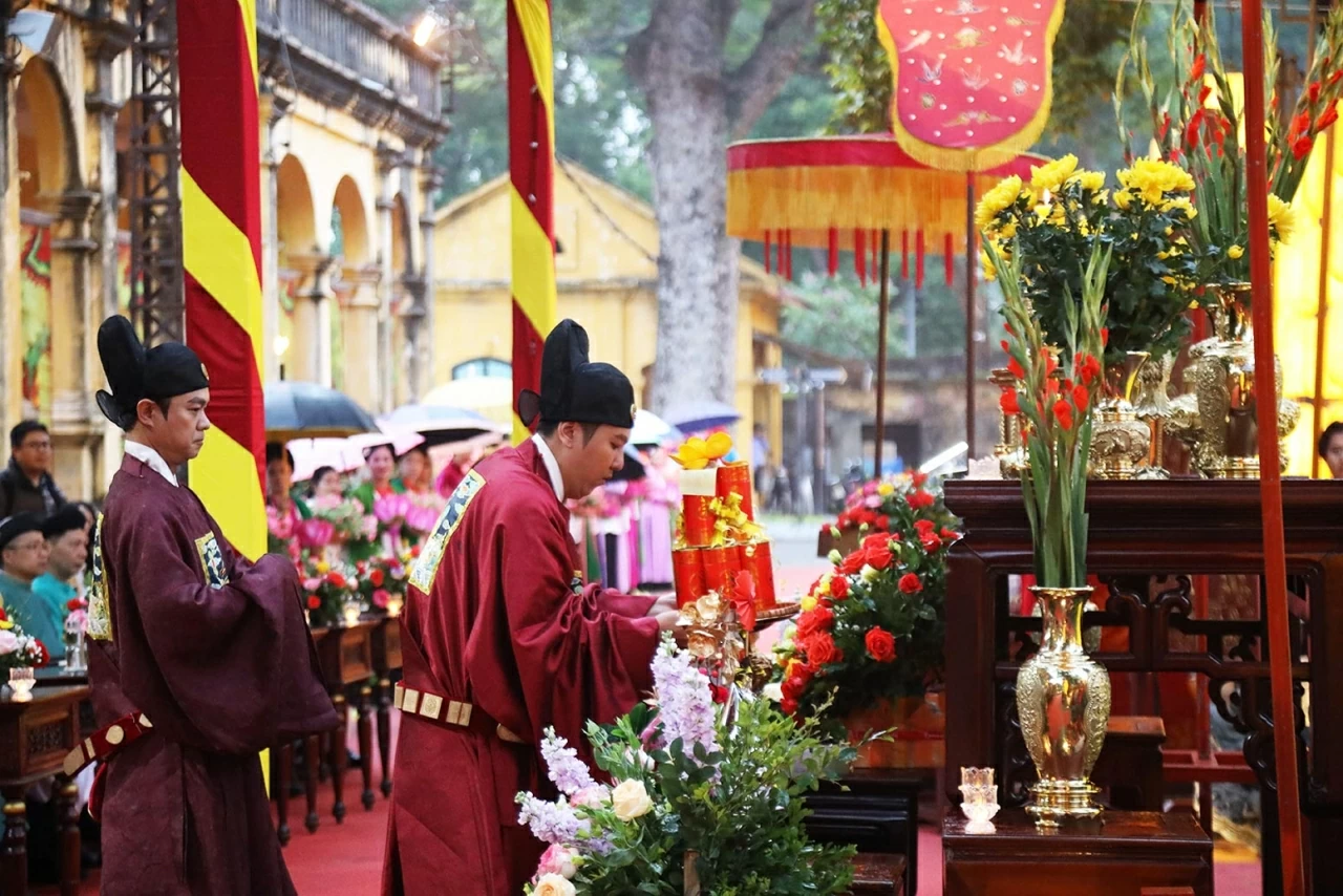 Nghi thức dâng hương được tái hiện lại theo đúng truyền thống cung đình. (Ảnh: Thành Long)