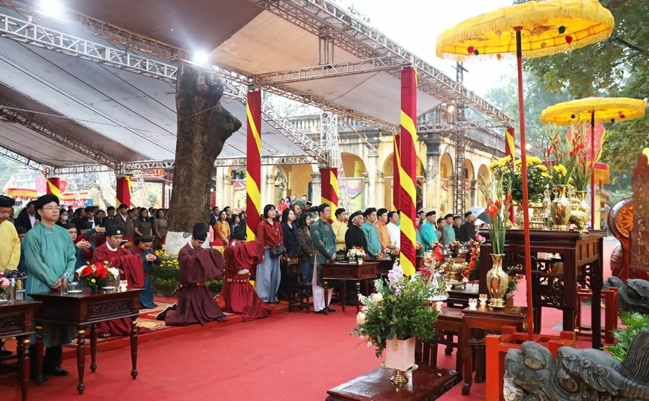 Tái hiện nghi thức dâng hương cung đình tái hiện nghi thức dâng hương cung đình.