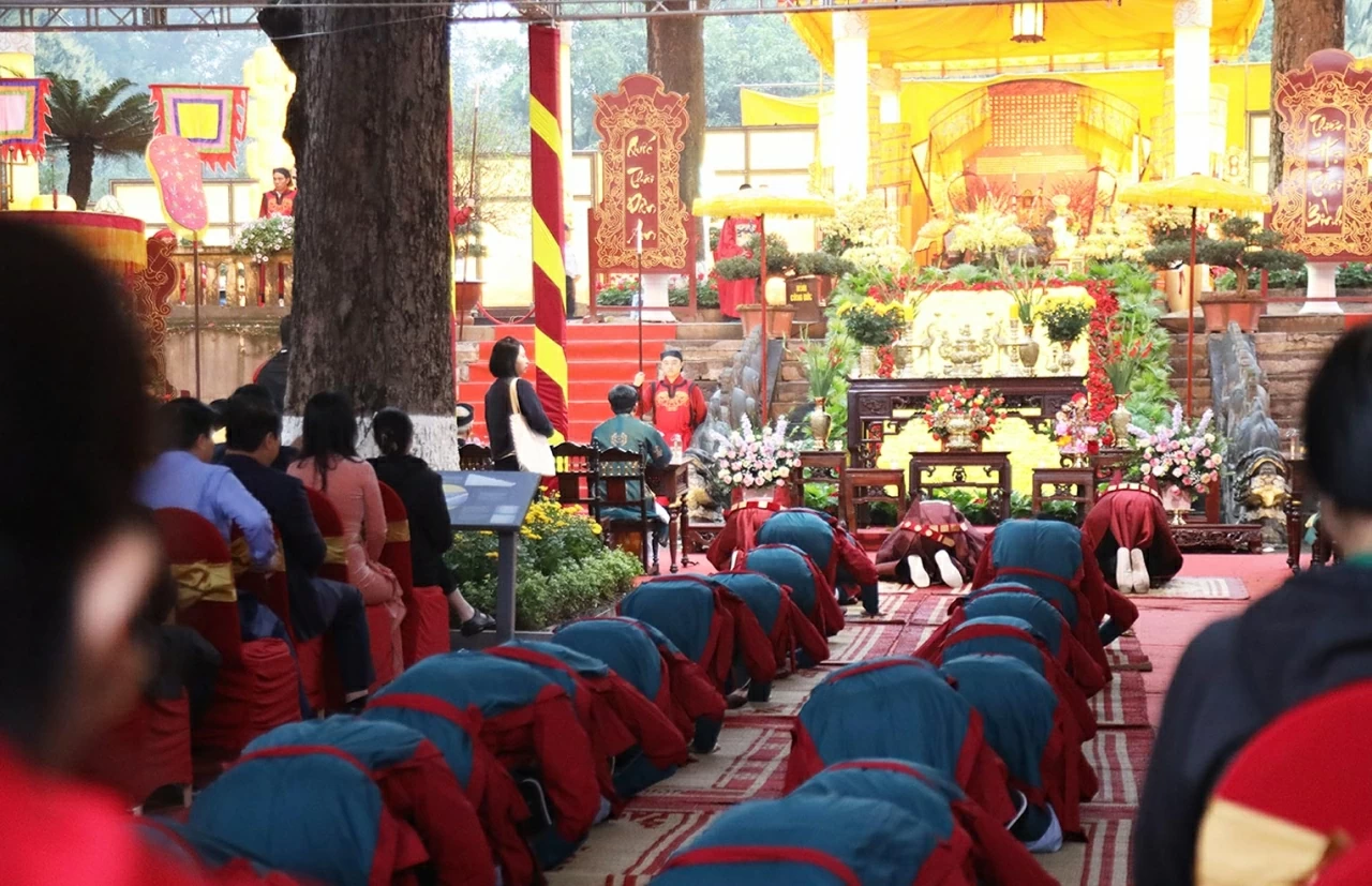 Tái hiện cảnh các quan triều đình hành lễ dâng hương khai xuân. (Ảnh: Thành Long) Tái hiện cảnh các quan triều đình hành lễ dâng hương khai xuân. (Ảnh: Thành Long)