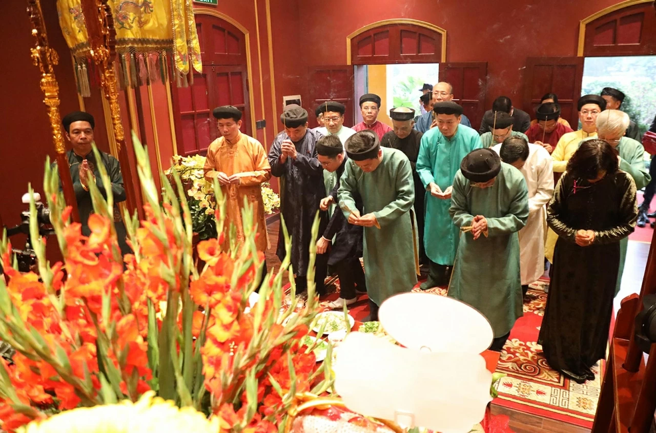 Thứ trưởng Ngô Lê Văn cùng các đại biểu Dâng hương tại Phòng thờ các vị tiên đế. (Ảnh: Thành Long)