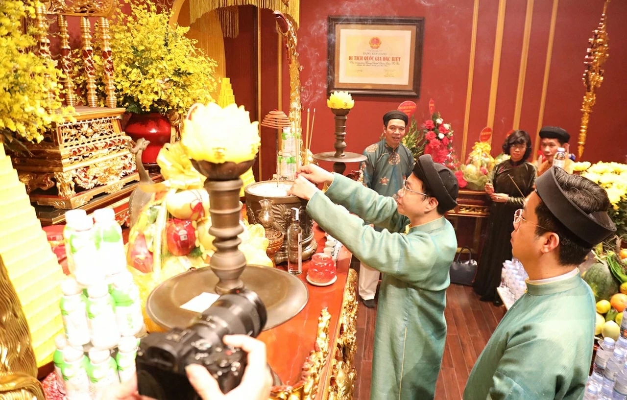 Thứ trưởng Ngô Lê Văn cùng các đại biểu Dâng hương tại Phòng thờ các vị tiên đế. (Ảnh: Thành Long)