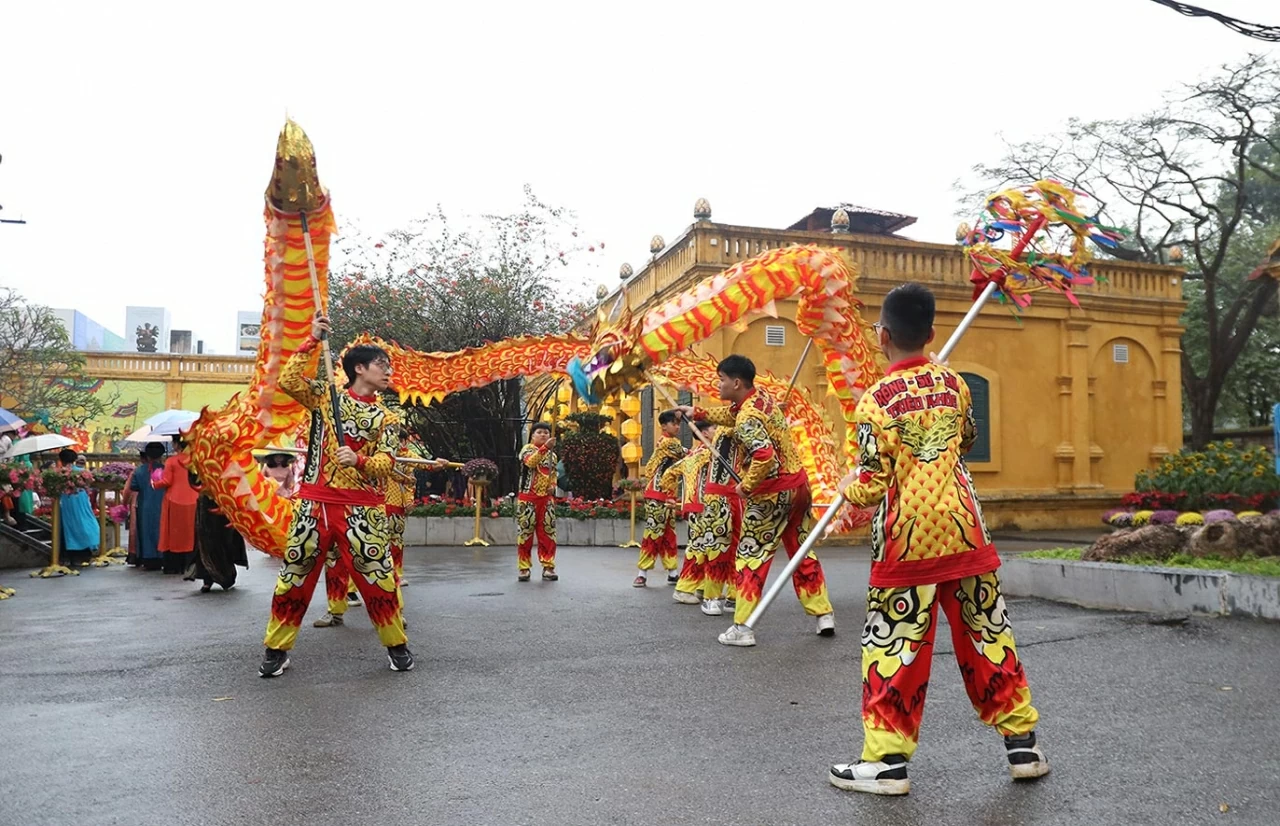 Biểu diễn múa rồng trong ngày hội Xuân. (Ảnh: Thành Long)