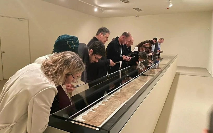 Lần đầu tiên trưng bày toàn bộ cuốn Kinh thánh cổ 2.100 tuổi