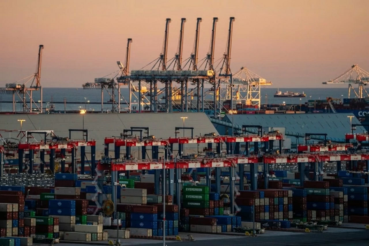 Mỹ áp thuế nhập khẩu 10%, cân nhắc nâng lên 15%: Gia tăng rủi ro chính sách thương mại