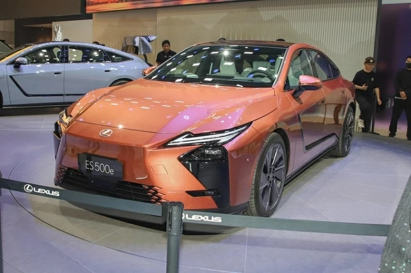 Lexus ghi nhận tín hiệu sôi động khi nhiều đại lý đã nhận đặt cọc cho Lexus ES thế hệ mới, dự kiến cập bến Việt Nam vào giữa năm 2026. Lexus ghi nhận tín hiệu sôi động khi nhiều đại lý đã nhận đặt cọc cho Lexus ES thế hệ mới, dự kiến cập bến Việt Nam vào giữa năm 2026.