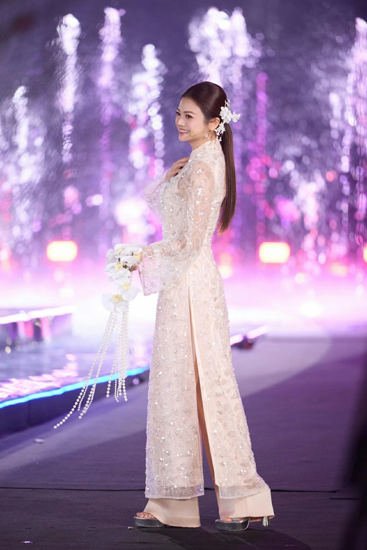 Ngắm nhan sắc diễn viên Kiều Anh Phía trước là bầu trời