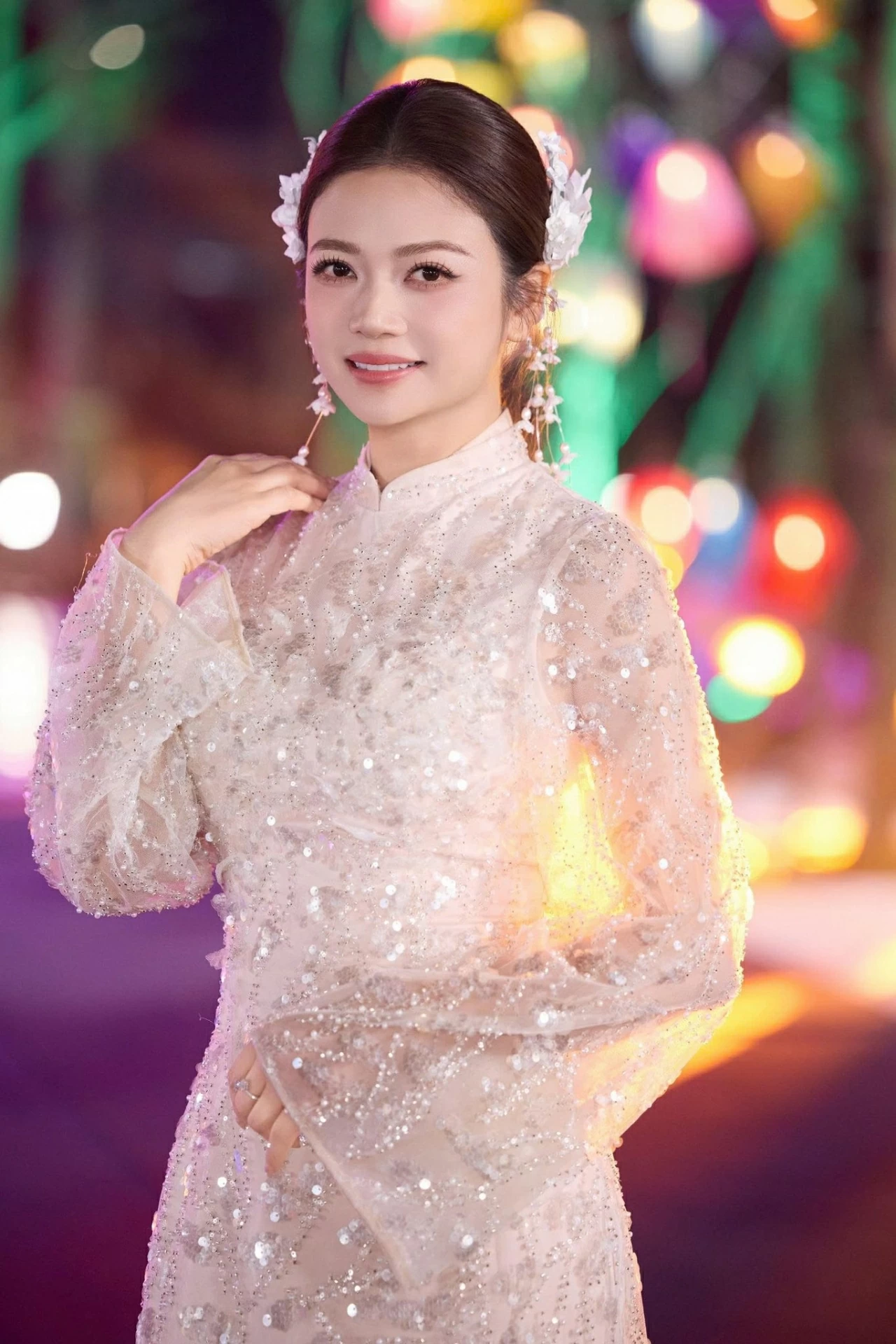 Ngắm nhan sắc diễn viên Kiều Anh Phía trước là bầu trời