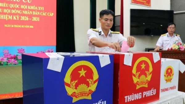 TP. Hồ Chí Minh: Cử tri làm nhiệm vụ dài ngày trên biển hân hoan bỏ phiếu sớm