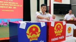 TP. Hồ Chí Minh: Cử tri làm nhiệm vụ dài ngày trên biển hân hoan bỏ phiếu sớm