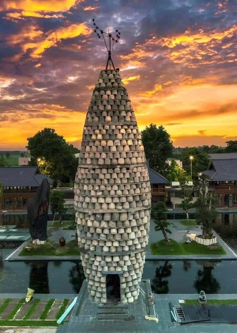 Tháp Thần Nông với chiều cao 15m, chia thành 5 tầng được ghép bởi 1.012 chiếc cối đá xếp vòng ngoài. (Ảnh: ITN)