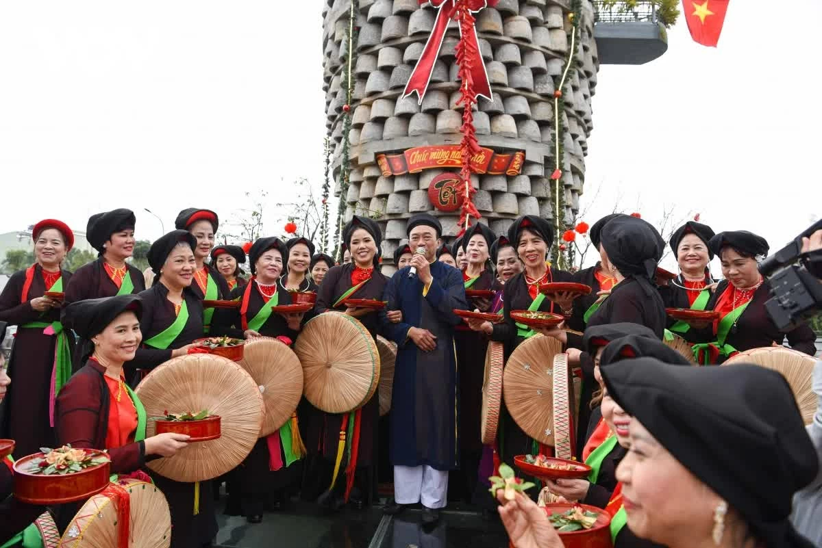 Du khách hoà mình vào những làn điệu dân ca quan họ mượt mà, đằm thắm. (Nguồn: VOV) Du khách hoà mình vào những làn điệu dân ca quan họ mượt mà, đằm thắm. (Nguồn: VOV)