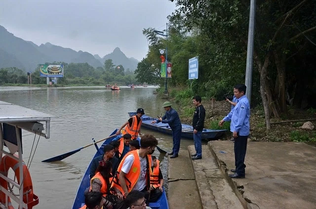 'Nói không' với đò chở khách không mặc áo phao tại Chùa Hương