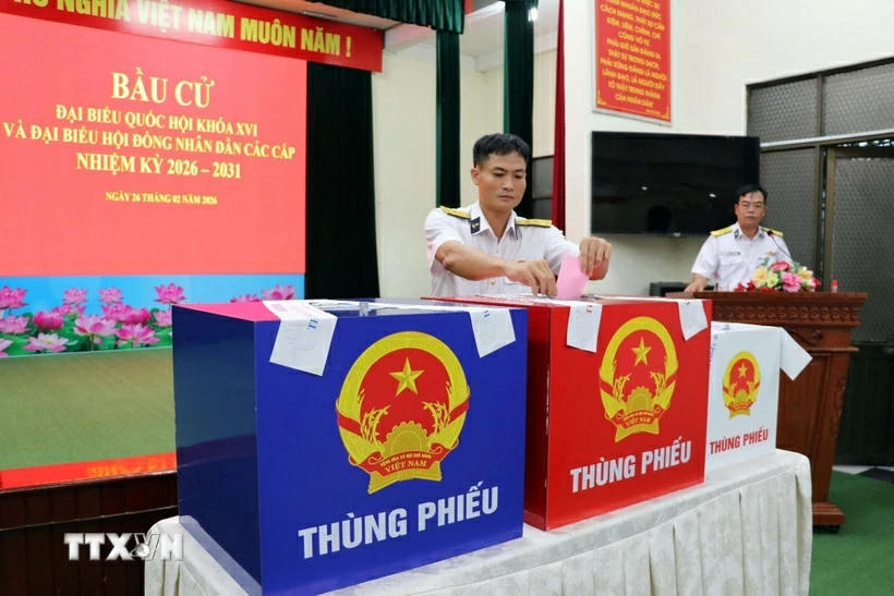 TP. Hồ Chí Minh: Cử tri làm nhiệm vụ dài ngày trên biển hân hoan bỏ phiếu sớm TP. Hồ Chí Minh: Cử tri làm nhiệm vụ dài ngày trên biển hân hoan bỏ phiếu sớm