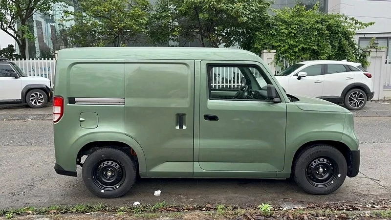 VinFast EC Van sử dụng đ&egrave;n pha halogen, chưa c&oacute; đ&egrave;n sương m&ugrave; nhưng được bố tr&iacute; sẵn vị tr&iacute; chờ để người d&ugrave;ng n&acirc;ng cấp th&ecirc;m nếu cần.