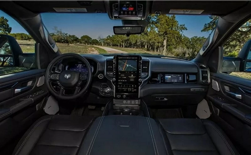 RAM 1500 Rebel còn mang đến khoang cabin rộng rãi với ghế da cao cấp, màn hình trung tâm cỡ lớn đặt dọc và bảng đồng hồ kỹ thuật số hiện đại.