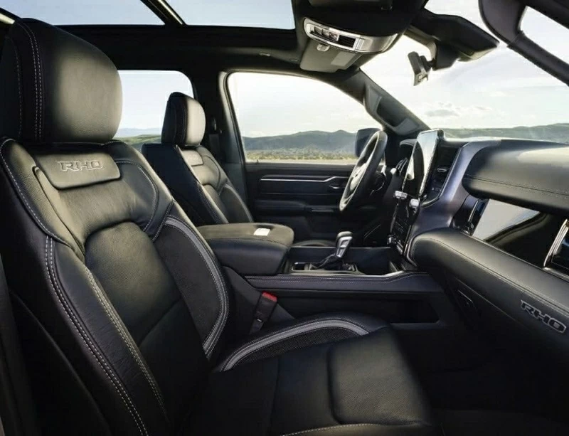 Không gian rộng rãi đặc trưng của dòng full-size được kết hợp cùng loạt trang bị hiện đại.