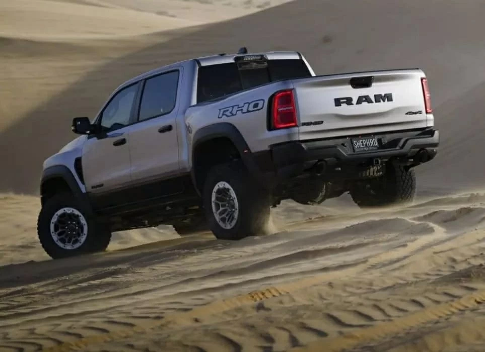 RAM 1500 RHO tiếp tục khẳng định chất “cơ bắp Mỹ” qua vòm bánh mở rộng đầy uy lực.