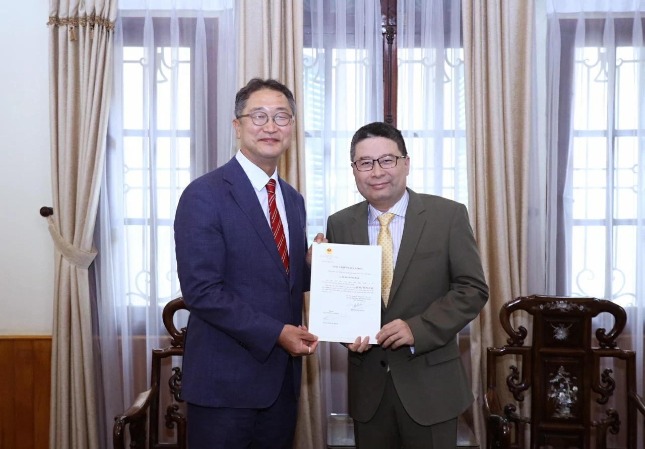 Cục trưởng Doãn Hoàng Minh trao Giấy Chấp nhận lãnh sự cho ông Jung Jungtae, Tổng Lãnh sự mới của Đại Hàn Dân Quốc tại Thành phố Hồ Chí Minh. (Ảnh: Thành Long)