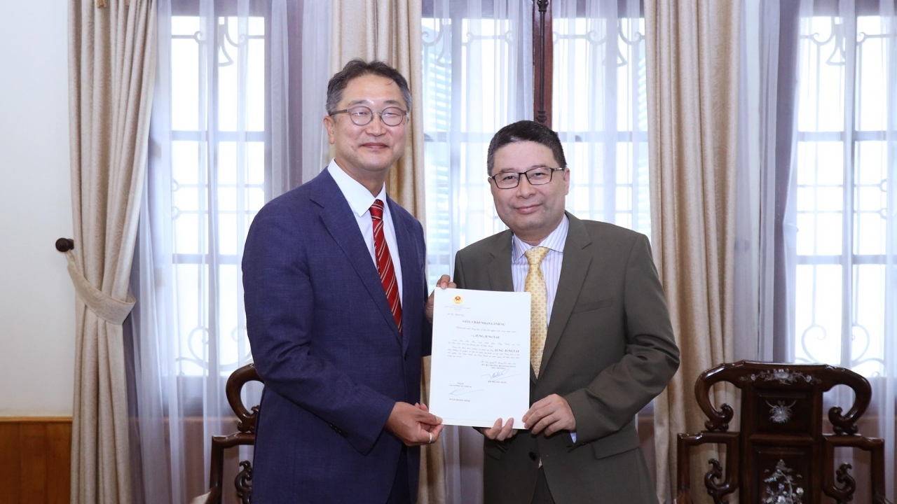 Trao Giấy Chấp nhận lãnh sự cho Tổng lãnh sự mới của Hàn Quốc tại TP. Hồ Chí Minh