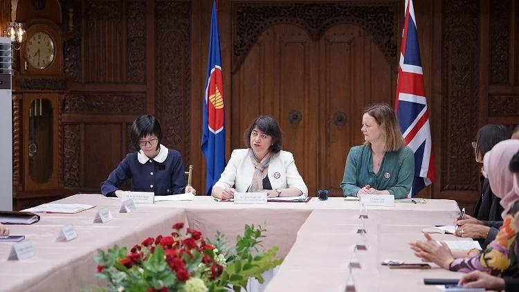 Lễ ra mắt logo kỷ niệm 5 năm thiết lập Quan hệ Đối tác Đối thoại ASEAN-Anh tại Jakarta