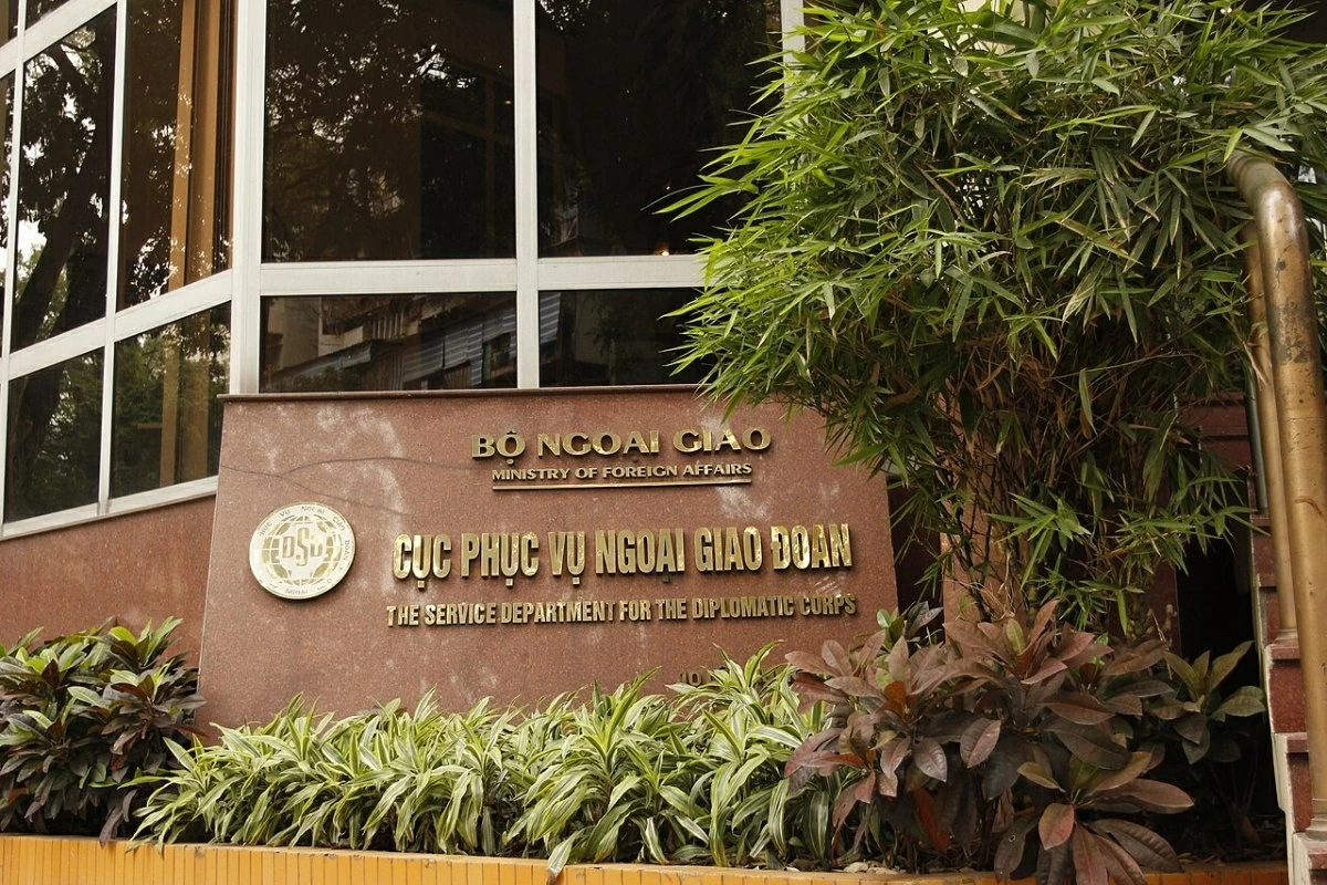 Cục Phục vụ Ngoại giao đoàn được giao nhiệm vụ chủ trì xây dựng Nghị định quy định về tuyển dụng, quản lý người lao động Việt Nam làm việc cho tổ chức, cá nhân nước ngoài tại Việt Nam. Cục Phục vụ Ngoại giao đoàn được giao nhiệm vụ chủ trì xây dựng Nghị định quy định về tuyển dụng, quản lý người lao động Việt Nam làm việc cho tổ chức, cá nhân nước ngoài tại Việt Nam.