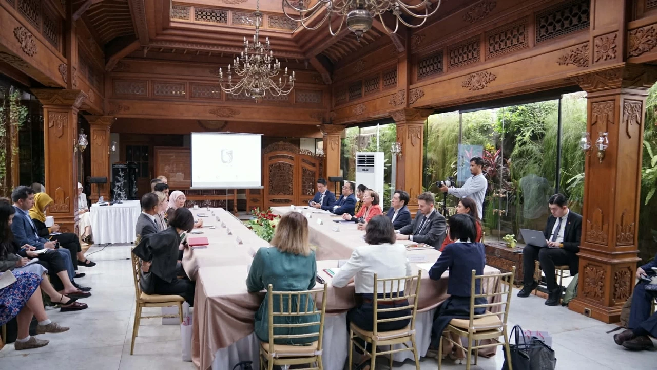 Lễ ra mắt logo kỷ niệm 5 năm thiết lập Quan hệ Đối tác Đối thoại ASEAN-Anh tại Jakarta