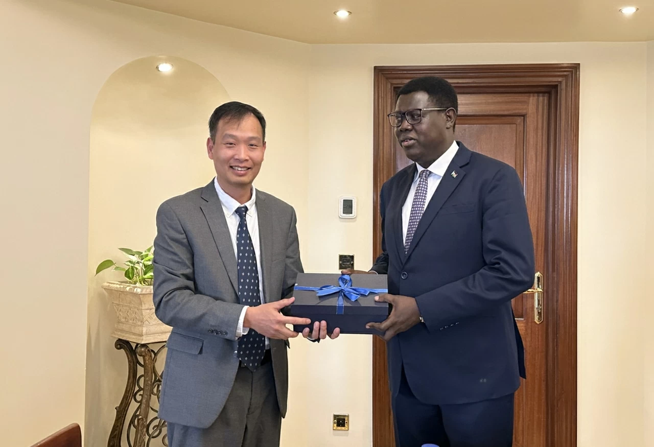 Đại sứ Nguyễn Nam Dương làm việc với Bộ trưởng Ngoại giao và Hợp tác quốc tế Nam Xu-đăng Đại sứ Nguyễn Nam Dương làm việc với Bộ trưởng Ngoại giao và Hợp tác quốc tế Nam Xu-đăng