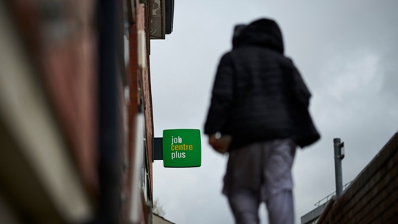 Gần 13% người trẻ Anh không học tập hay làm việc