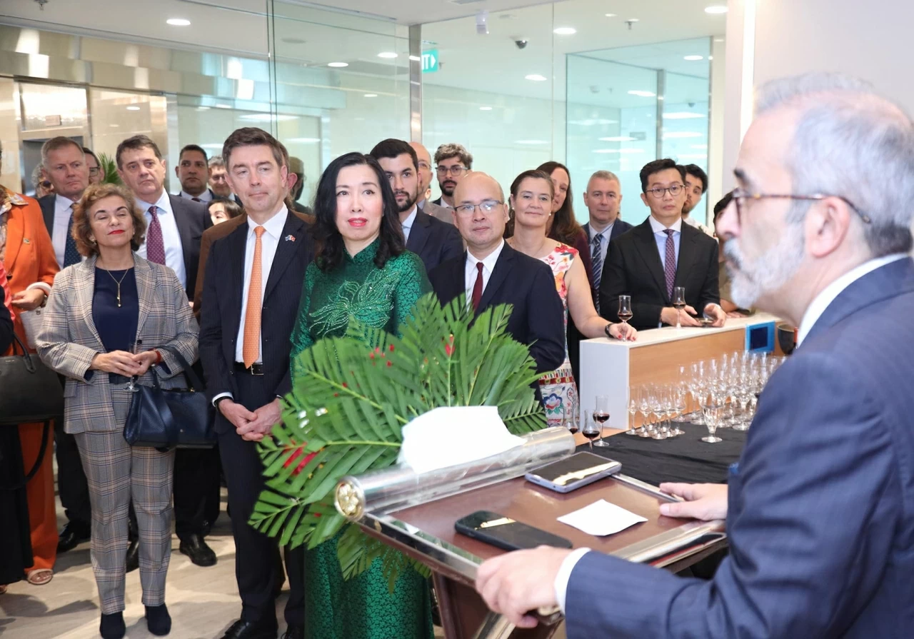 Buổi lễ còn có sự tham dự của các Đại sứ, trưởng cơ quan đại diện các tổ chức nước ngoài tại Việt Nam. (Ảnh: Thành Long)