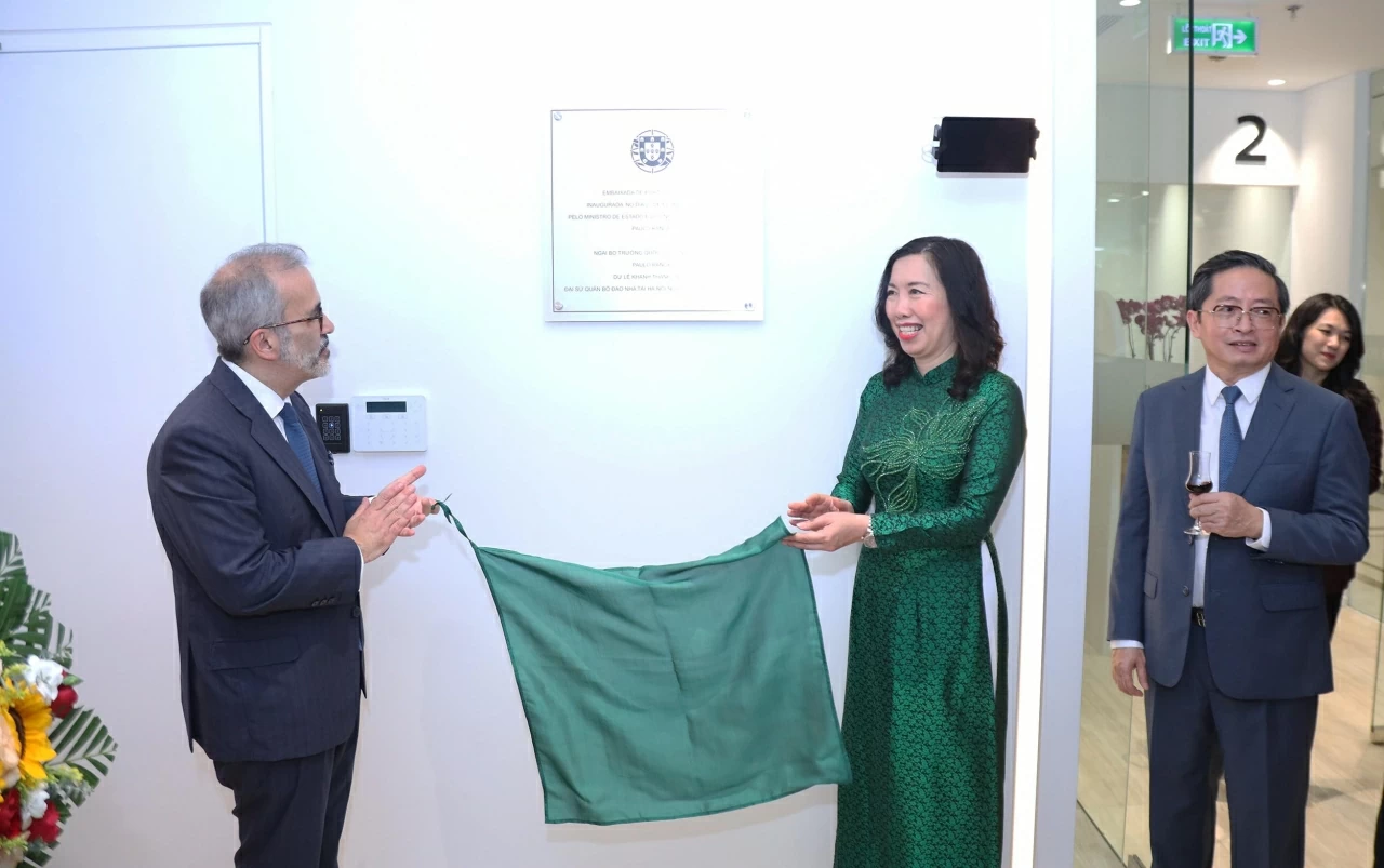 Bộ trưởng Paulo Rangel và Thứ trưởng Lê Thị Thu Hằng gỡ băng khánh thành Đại sứ quán Bồ Đào Nha tại Hà Nội. (Ảnh: Thành Long)