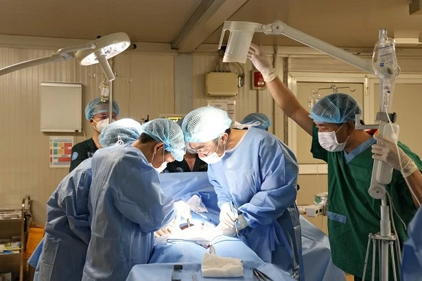 Bác sĩ mũ nồi xanh Việt Nam thắp sáng niềm tin ở Nam Sudan Bác sĩ mũ nồi xanh Việt Nam thắp sáng niềm tin ở Nam Sudan