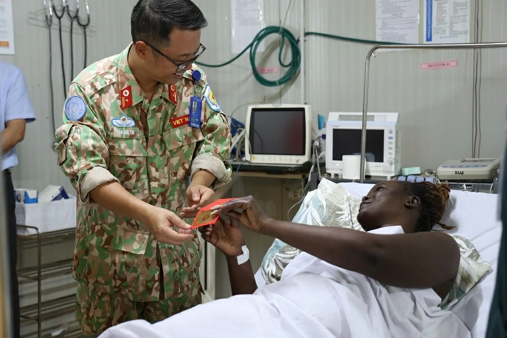 Bác sĩ mũ nồi xanh Việt Nam thắp sáng niềm tin ở Nam Sudan Bác sĩ mũ nồi xanh Việt Nam thắp sáng niềm tin ở Nam Sudan