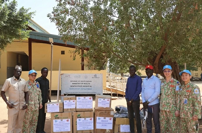 Bác sĩ mũ nồi xanh Việt Nam thắp sáng niềm tin ở Nam Sudan Bác sĩ mũ nồi xanh Việt Nam thắp sáng niềm tin ở Nam Sudan
