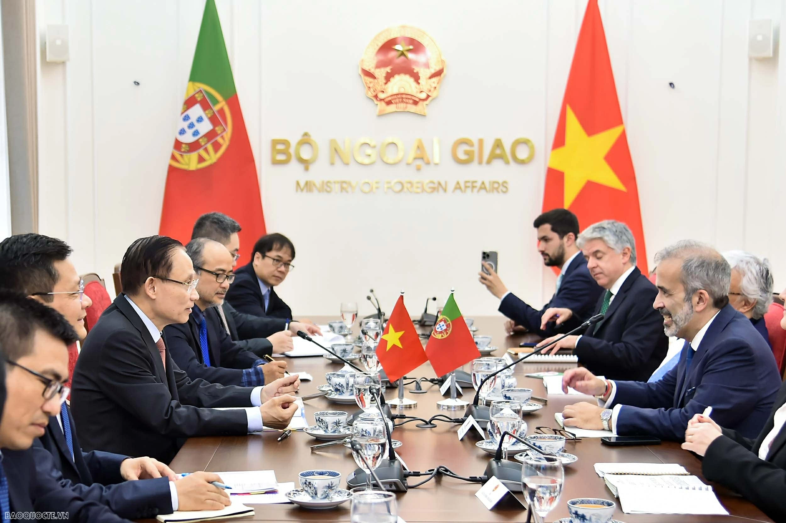 Hai Bộ trưởng cũng trao đổi về các vấn đề khu vực và quốc tế cùng quan tâm, nhất trí tăng cường phối hợp, ủng hộ lẫn nhau tại các diễn đàn đa phương, đặc biệt trong khuôn khổ Liên hợp quốc và hợp tác ASEAN – EU. Khẳng định nền tảng hữu nghị và tiềm năng h