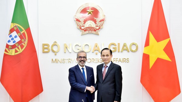 Foreign Minister Le Hoai Trung holds talks with Portuguese Minister of State and Foreign Affairs