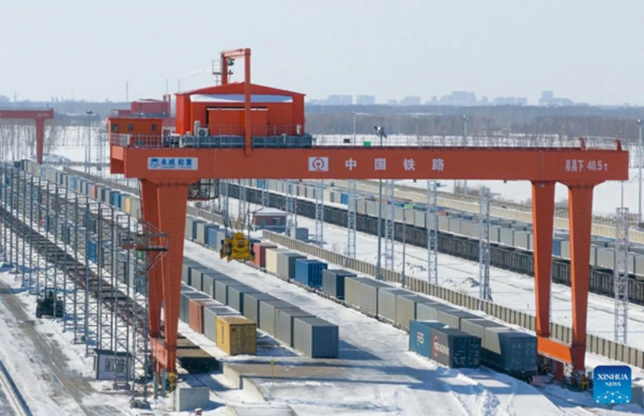 Bức ảnh chụp từ thiết bị bay không người lái vào ngày 25/2 ghi lại khung cảnh các đoàn tàu vận tải Trung - Âu đang túc trực để thực hiện công tác bốc dỡ và chuyển hàng tại ga đường sắt Đồng Giang Bắc, thuộc thành phố Đồng Giang, tỉnh Hắc Long Giang (vùng Đông Bắc Trung Quốc). (Nguồn: THX)