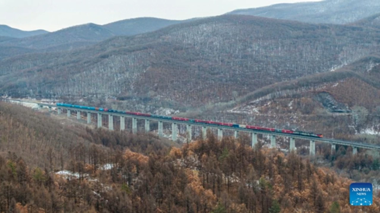 Một đoàn tàu vận tải Trung - Âu mang theo đầy ắp hàng hóa đang tiến vào ga Tuy Phân Hà, đánh dấu nhịp độ tăng trưởng mạnh mẽ của hành lang phía Đông trong năm nay. (Nguồn: THX)