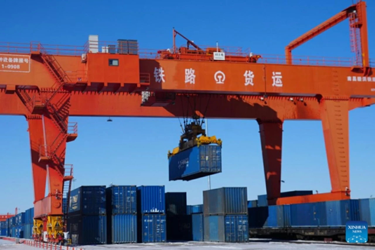 Hoạt động bốc xếp hàng hóa đang được triển khai trên các toa tàu vận tải Trung - Âu tại ga Mãn Châu Lý, một trong những cửa khẩu then chốt của hành lang phía Đông. (Nguồn: THX)