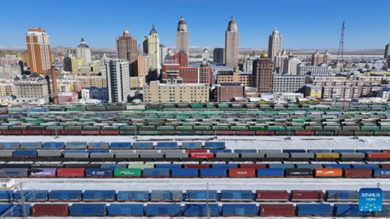 Các đoàn tàu vận tải Trung - Âu đang tập kết, chờ đợi xuất ngoại tại ga Mãn Châu Lý, Khu tự trị Nội Mông. (Nguồn: THX)