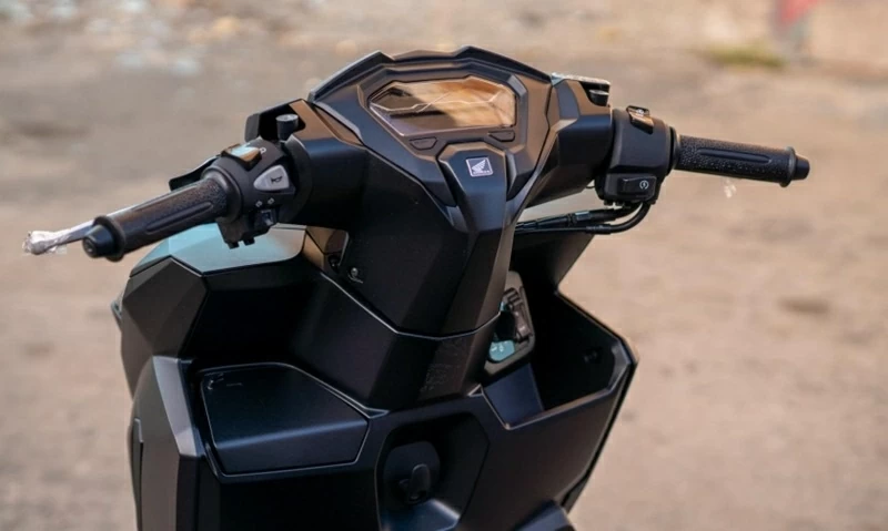 Honda Vario 125 2026 sở hữu màn hình tốc độ kỹ thuật số hiển thị rõ ràng. 
